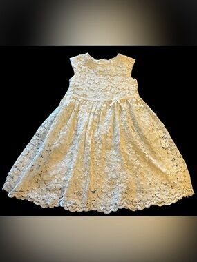 Girl’s off-white lace dress. Fit-and-flare, bow, floral, lined. Cotton. Size 7